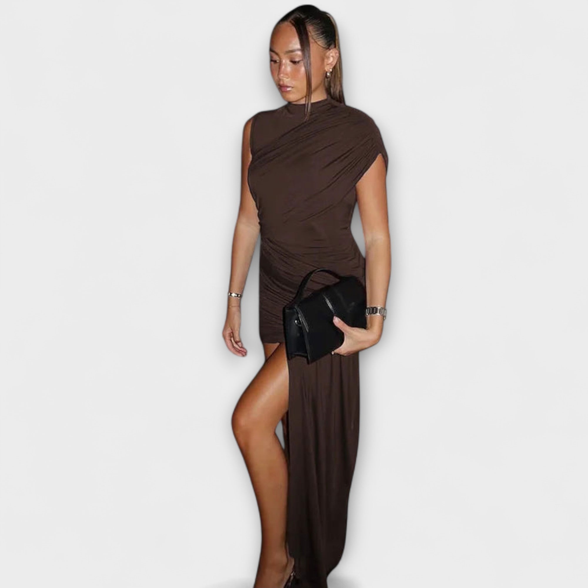 Lila - Stylish, form-fitting dress with a round neckline and pleats